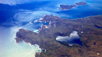 Путешествия по Северной Америке - Озеро в форме сердца где-то над Ньюфандлендом и Лабрадором, Канада. Съёмка с самолёта