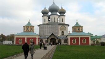 Путешествие на машине из Москвы по России и Европе - церкви и монастыри Тихвина