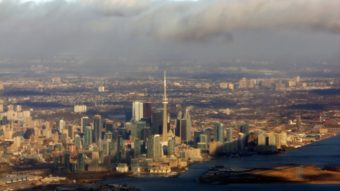Вид на Торонто и CN Tower с самолёта