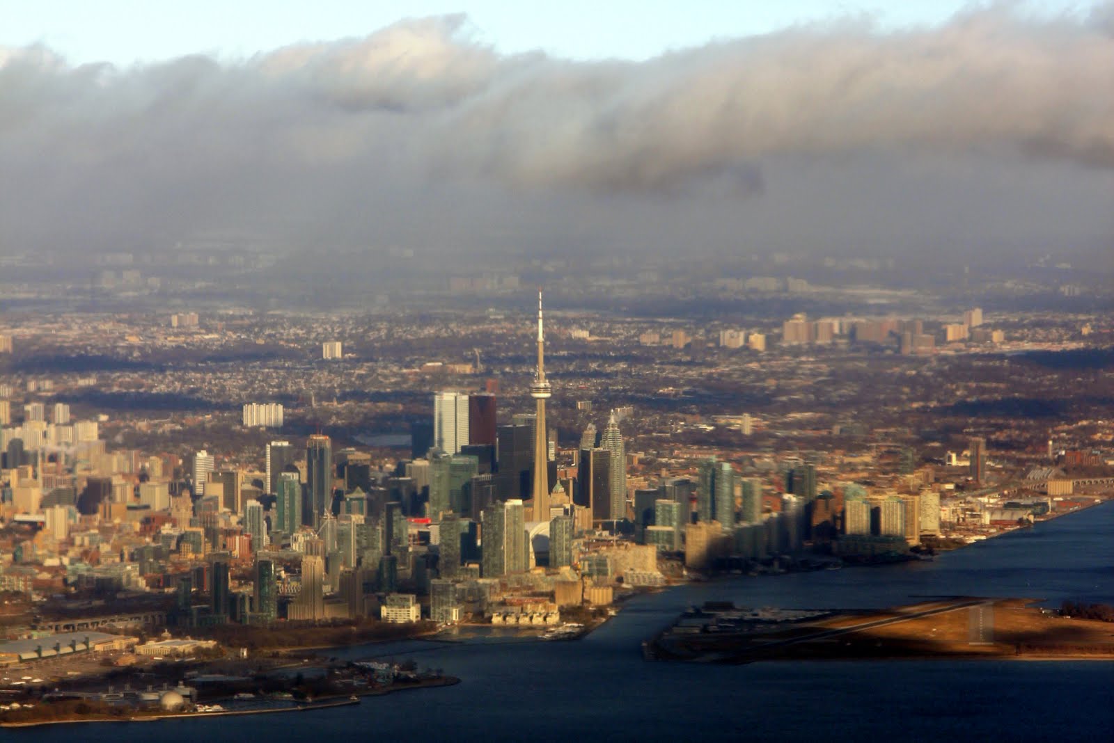 Вид на Торонто и CN Tower с самолёта
