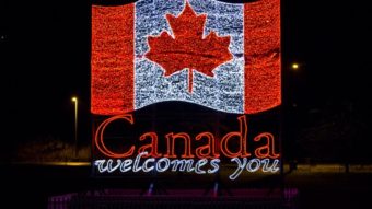 Канадский флаг на Ниагарском водопаде