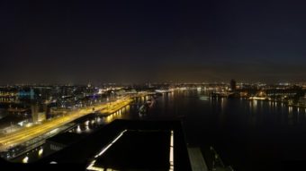 Путешествие по Европе - Ночная панорама реки и центральной части Амстердама - Гостиница Mövenpick 
