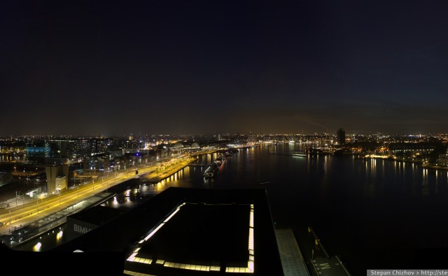 Путешествие по Европе - Ночная панорама реки и центральной части Амстердама - Гостиница Mövenpick 