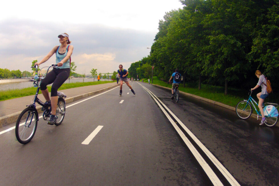2013.07.30 - Велосипедисты на набережной у Воробьёвых гор