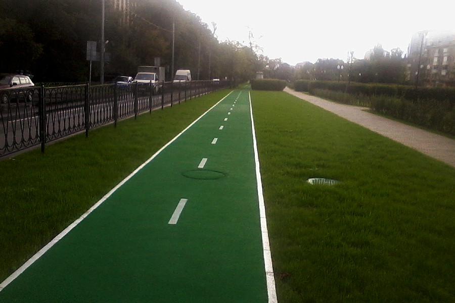 К сожалению, во многих парках считают, что если покрасить тротуар в зелёный цвет - это уже велодорожка. Маршрут на бульваре Кременчугской улицы является замечательным исключением (фото: Юрий Шашов)