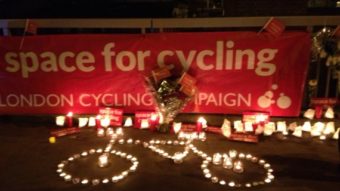 Лондонские велосипедисты "погибли" в борьбе за безопасность