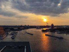 Корабли и паромы на реке Эй в Амстердаме