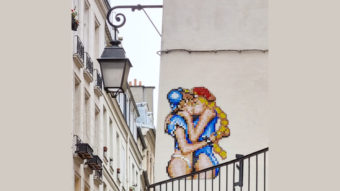 2021.04.05 - Kissing Girls Pixel Art Graffiti in Paris 16x9