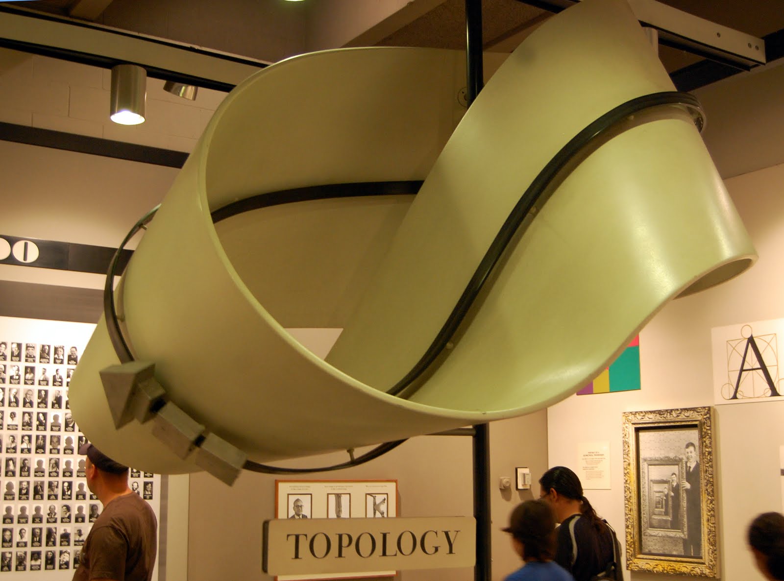 Лента Мёбиуса в Бостонском музее науки, США
