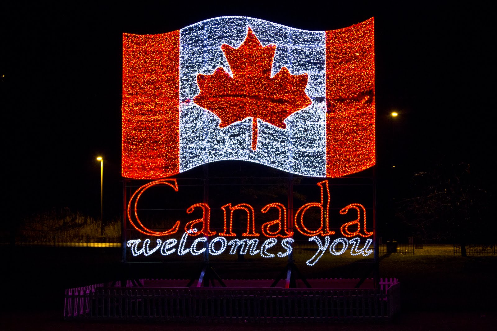Канадский флаг на Ниагарском водопаде