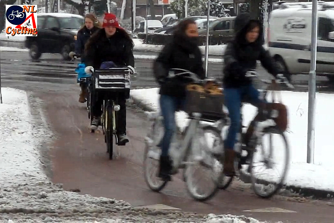 2012.12.22 - Снег не мешает жителям Дании, Нидерландов, Норвегии и Канады ездить на велосипедах