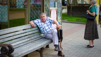2013.08.26 - Пенсионер с тростью в Москве (фото - Flickr-d3vilh - CC BY) 640x395px
