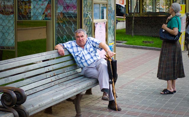 2013.08.26 - Пенсионер с тростью в Москве (фото - Flickr-d3vilh - CC BY) 640x395px