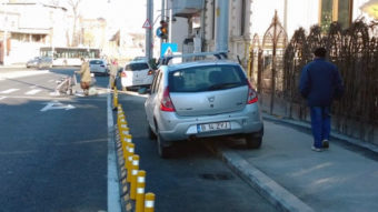 2014.01.14 - Припаркованные на обособленной велосипедной дорожке машины в Бухаресте