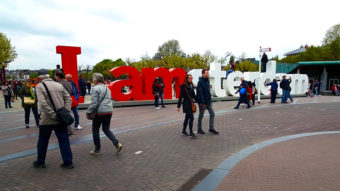 Селфи у надписи I amsterdam без толп туристов
