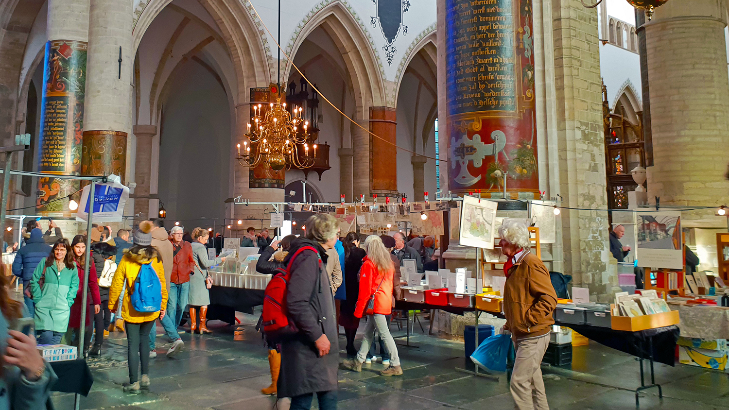 Ежегодный книжный рынок Boeken in de Bavo в Харлеме (Нидерланды)